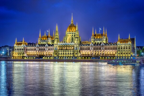 Budapester Parlamentsgebäude bei Nacht