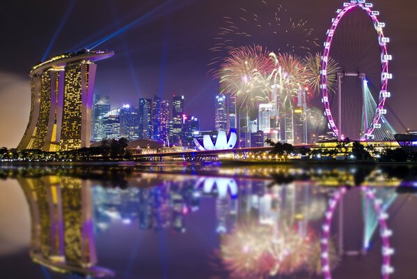 Singapur nocturno con luces, luces y fuegos artificiales