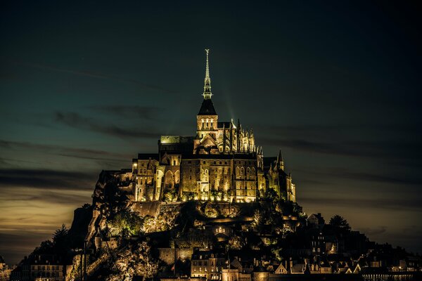 El castillo del Mont Saint-Michel, en Francia contra el cielo nocturno