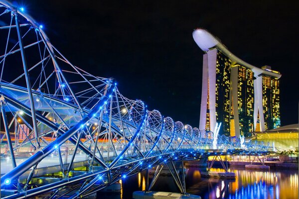 Illuminations de nuit sur un pont à Singapour