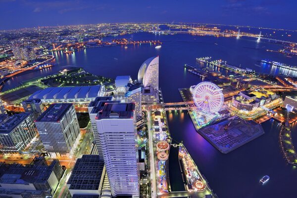 Herrliche Aussicht auf die Metropole Yokohama (Japan) aus der Vogelperspektive: Schöne Nacht