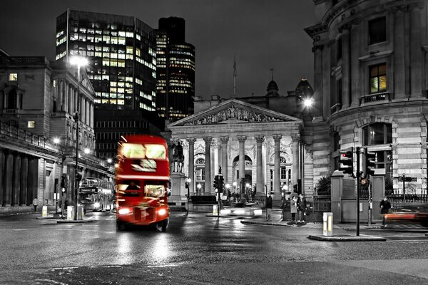 London. Verschwommener Bus in den nächtlichen Straßen der Stadt