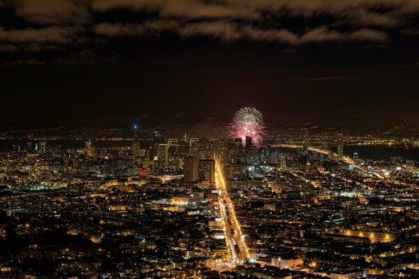 Vista del saludo de San Francisco por la noche