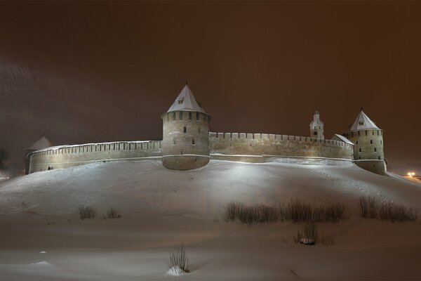 La parte settentrionale del Cremlino di Novgorod sotto il cielo notturno invernale