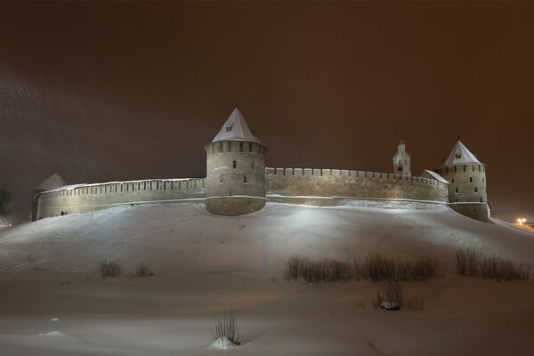 Północna część nowogrodzkiego Kremla pod zimowym nocnym niebem