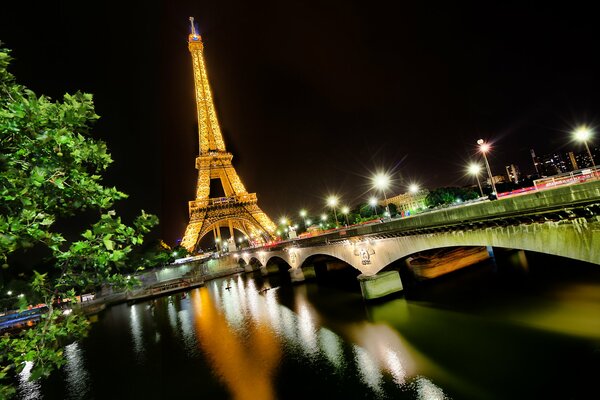 La torre Eiffel en París de noche