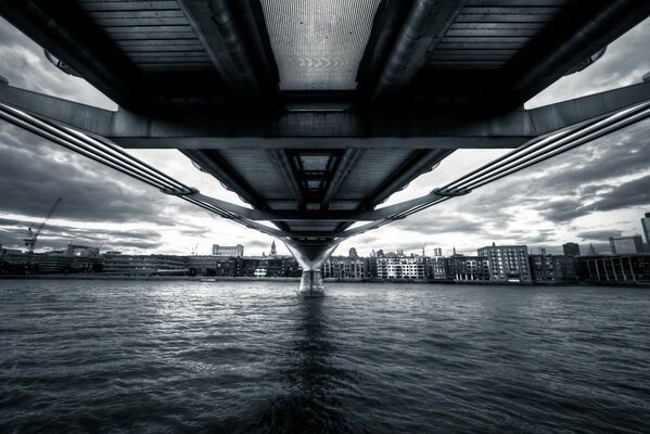 Pont du millénaire en noir et blanc