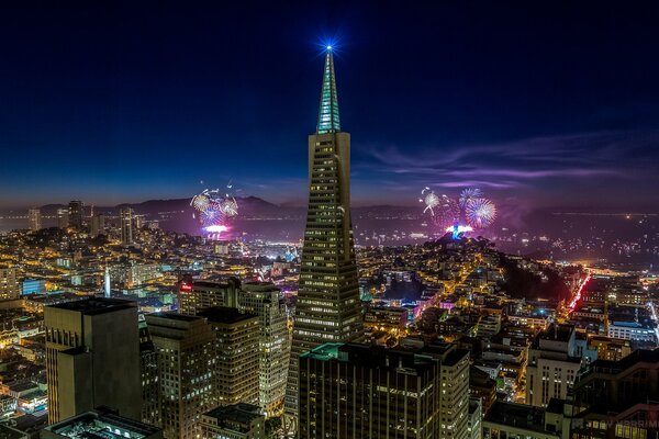 Feux d artifice festifs sur la nuit de San Francisco