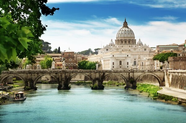 Markus-Basilika in Italien vor dem Hintergrund des Himmels , des Flusses und der Brücke
