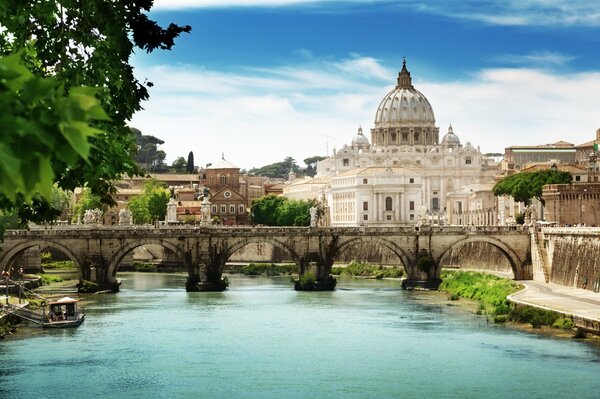 Basílica de San Marcos en Italia contra el cielo, el río y el puente