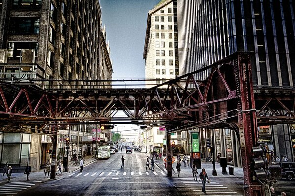 Menschen, die die Straße durch die Straßen von Chicago überqueren