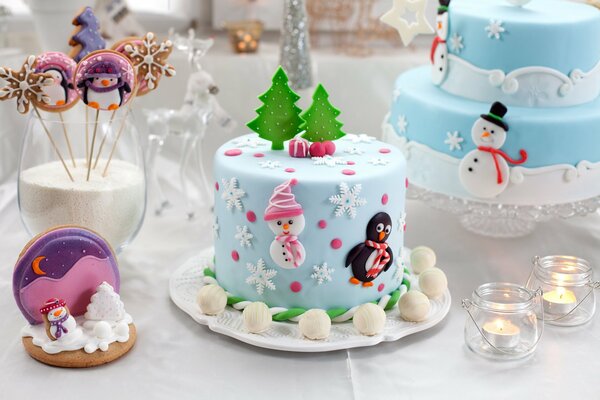 Pasteles y pasteles, decorados con árboles de Navidad, muñecos de nieve, copos de nieve. Velas ardientes en frascos de vidrio