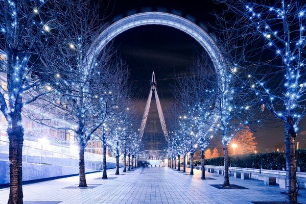 Вид на london eye с зимней аллеи