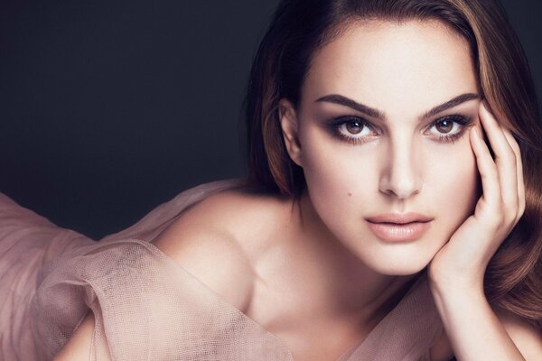 Natalie Portman avec un regard perplexe