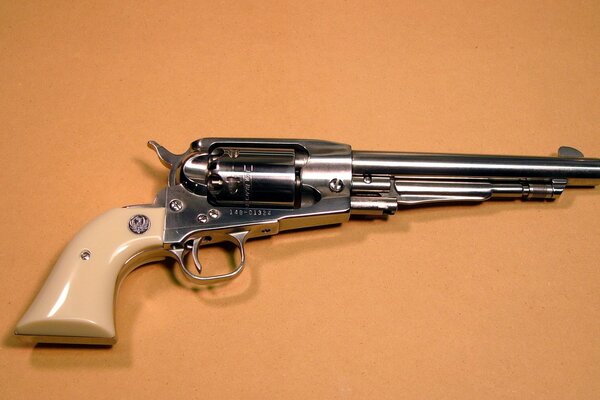 Revolver de pistolet rare avec manche ivoire