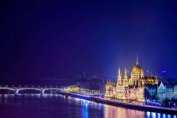 Vista desde el río Danubio a la brillante Budapest