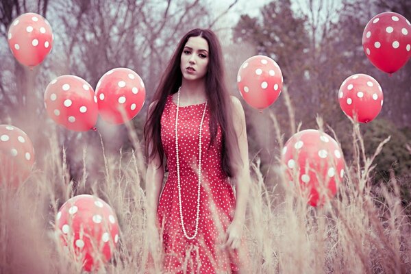 Charmant dans une robe à pois est d environ les mêmes boules