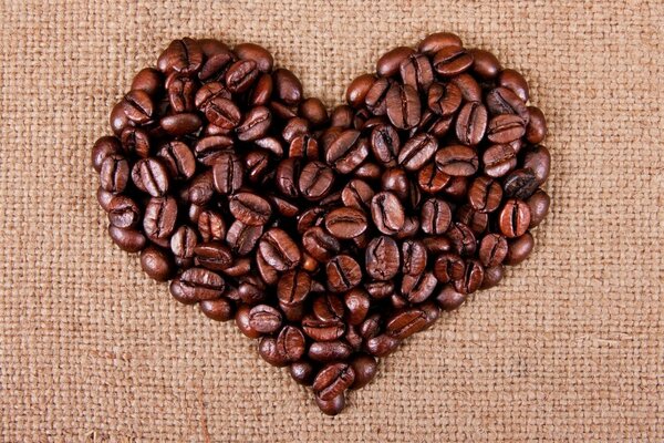 Idea creativa del corazón de los granos de café