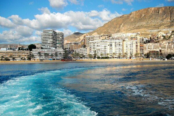 Océano azul y hermosos edificios en Roquetas de Mar. Cielo azul