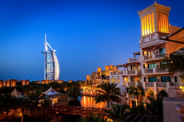 Вечер в Дубае. Красивые здания рядом с пальмами