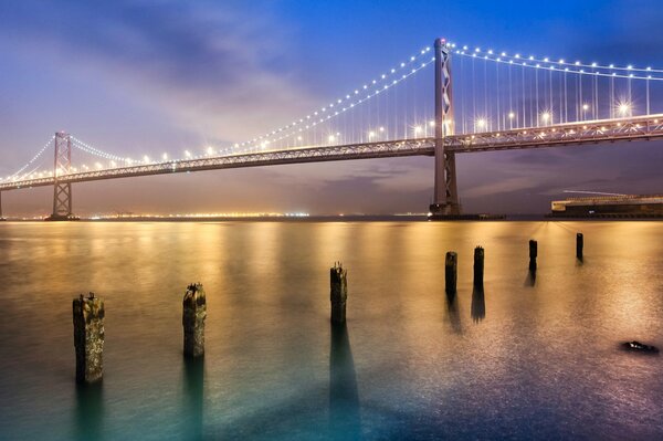 Puente luminoso sobre el estrecho nocturno