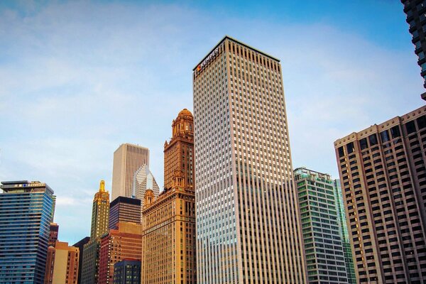 Enormi grattacieli a Chicago e cielo blu