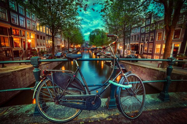 Altes Fahrrad auf einer Brücke in den Abendländern