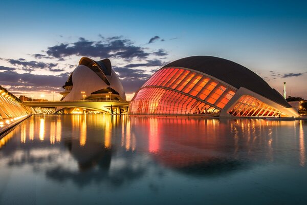 Ungewöhnliche Architektur bei Sonnenuntergang. Viele Lichter