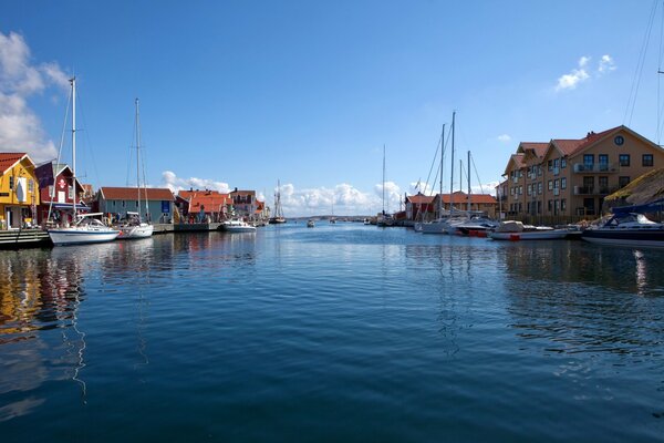 Embarcadero en Suecia. Cielos despejados y aguas tranquilas