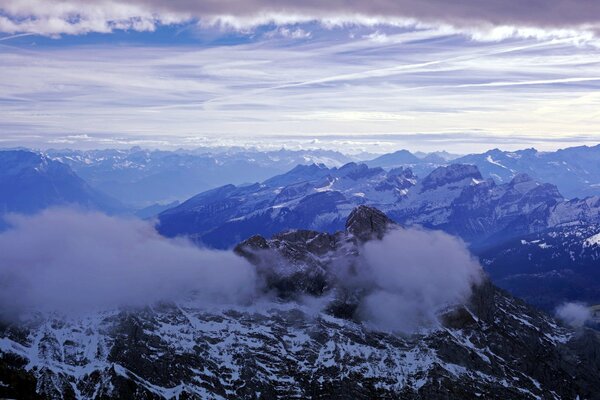 Blick vom Gipfel des Berges auf die Wolken