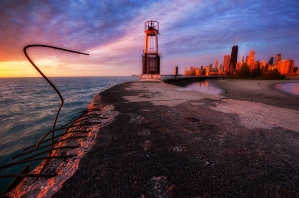 Торчащая арматура у маяка на берегу города США