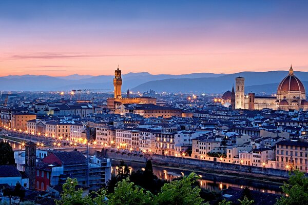 Città notturna con luci colorate