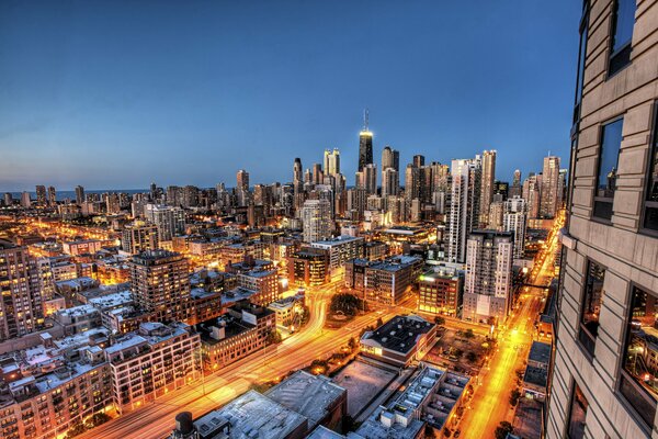 Fotografía de los rascacielos nocturnos de Chicago