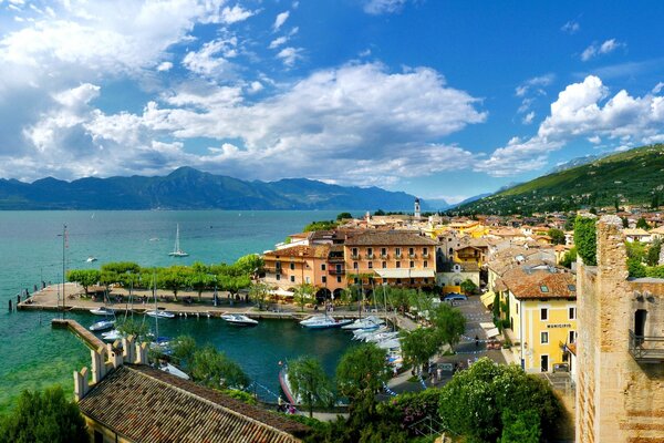 Natur Torri del Benaco, Schloss am Yachthafen