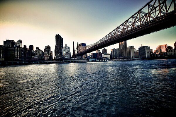 Riesige Brücke über den New Yorker Fluss