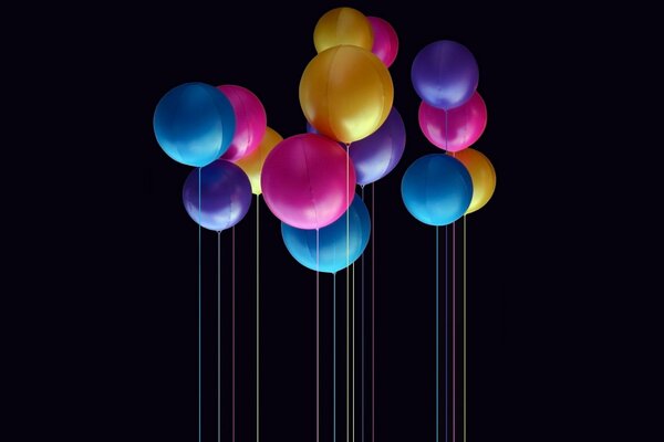 Ballons auf dunklem Hintergrund