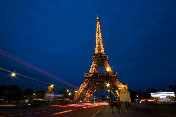 Noche de la autopista París torre Eiffel