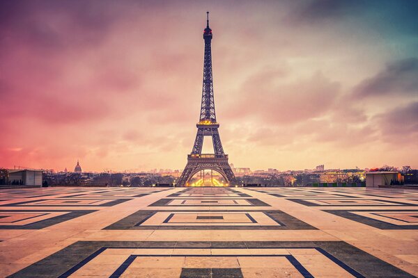 La Torre Eiffel. Twilight watch