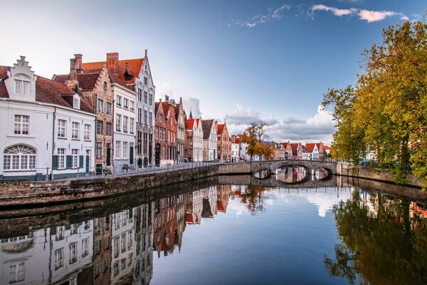 Belgio, Bruges in autunno. Lungomare con alberi e Ponte