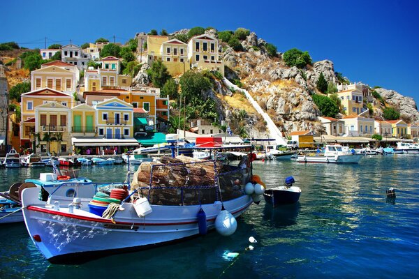 Grecia. Casas en las montañas y barcos en el mar