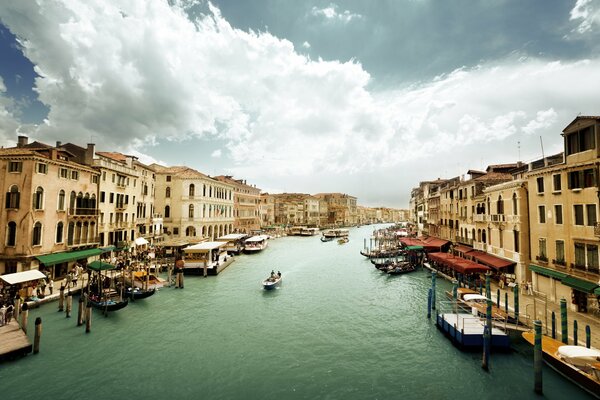 Cielos nublados sobre Venecia. Las góndolas están junto al agua