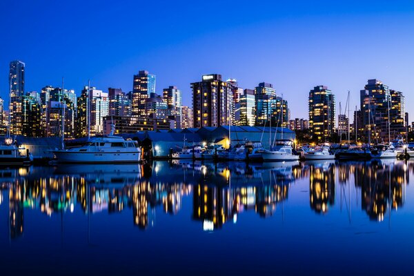 Grattacieli notturni oltre l oceano a Vancouver