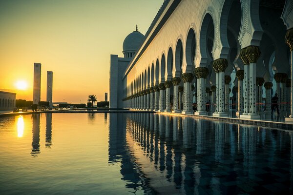 Abu Dhabi città con una grande moschea