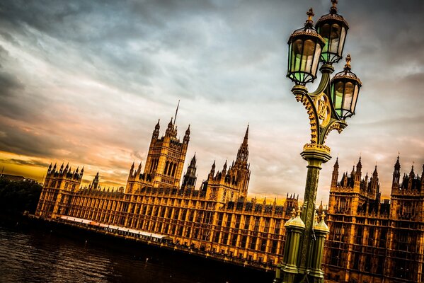 Gewitterhimmel über dem Westminster-Palast