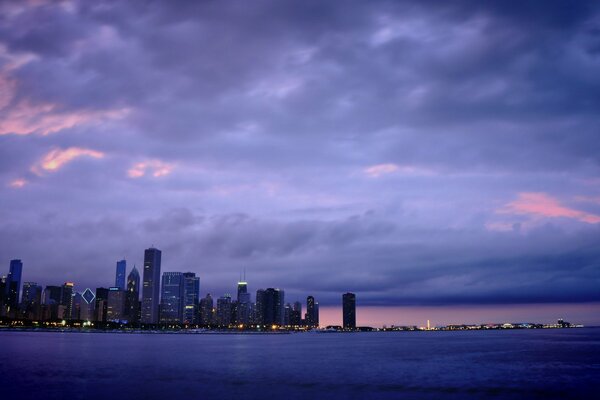 Lumières de la nuit de Chicago au coucher du soleil