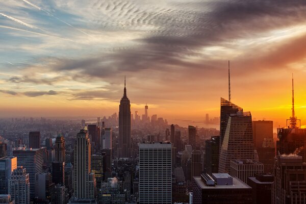 Die Spitzen der Häuser bei Sonnenuntergang. Schöne Stadt