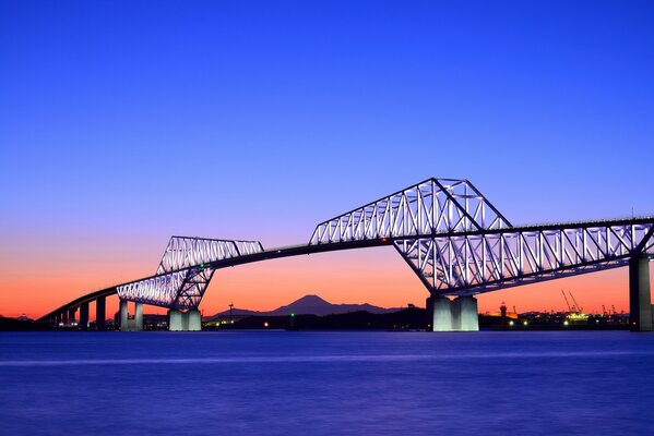 Pont avec rétro-éclairage sur fond de coucher de soleil