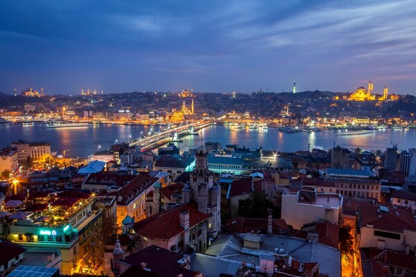 Panorama de la ciudad de la noche en Turquía