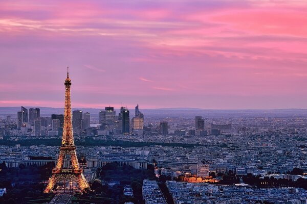 Eiffelturm in Paris vor dem Hintergrund eines rosa Sonnenuntergangs