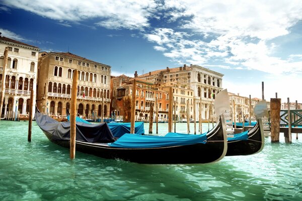 Venice gondolas parking ktura architecture